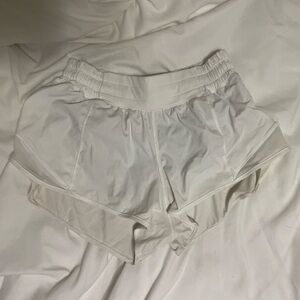 Lululemon white Hottie Hots 2.5 inch low rise